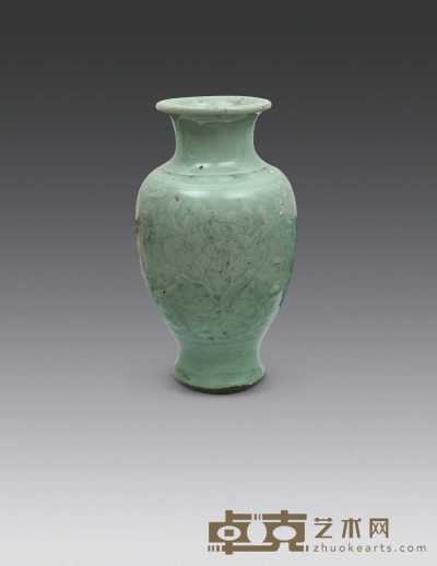 清中期 青釉暗花瓶 高20.5cm；上直径8cm；足直径7cm